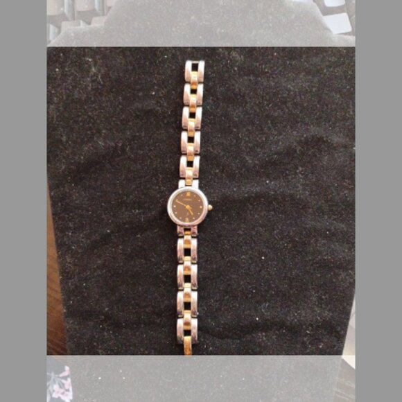 Fossil F2 women's watch **needs battery** - Picture 2 of 4